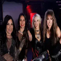 Vixen सुनें, म्यूज़िक वीडियो देखें, बायो पढ़ें, दौरे की तारीखें और बहुत कुछ देखें!