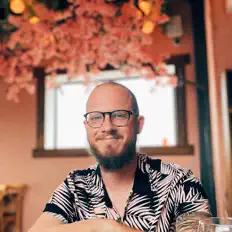 聆聽 Darkpines、觀看音樂影片、閱讀小傳、查看巡演日期等！