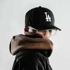 聆聽 JAKY、觀看音樂影片、閱讀小傳、查看巡演日期等！