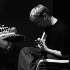 Escucha a Romanak, mira videos musicales, lee su biografía, consulta las fechas de las gira y más.