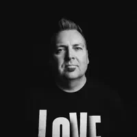 undefined dinle, müzik videolarını izle, biyografisini oku, tur tarihlerini ve daha fazlasını gör!