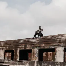 B'SANを聴いたり、ミュージックビデオを鑑賞したり、経歴やツアー日程などを確認したりしましょう！