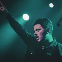 Escucha a undefined, mira videos musicales, lee su biografía, consulta las fechas de las gira y más.