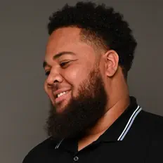 聆聽 D. Hood、觀看音樂影片、閱讀小傳、查看巡演日期等！