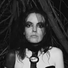 聆聽 Lana Del Rabies、觀看音樂影片、閱讀小傳、查看巡演日期等！