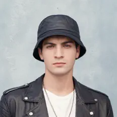 Ascolta Karaeff, guarda video musicali, leggi la biografia, vedi le date del tour & altro!