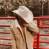 聆聽 undefined、觀看音樂影片、閱讀小傳、查看巡演日期等！