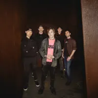 Hör dir undefined an, schau dir Musikvideos an, lies die Biografie, finde Tourdaten und mehr!