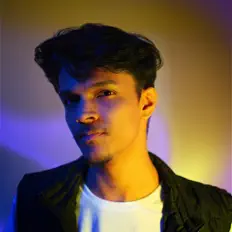 DJ S33K3Rを聴いたり、ミュージックビデオを鑑賞したり、経歴やツアー日程などを確認したりしましょう！