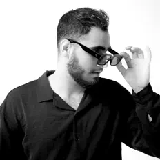 Dengarkan Efe Taşpınarlı, tonton video musik, baca bio, lihat tanggal tur & lainnya!