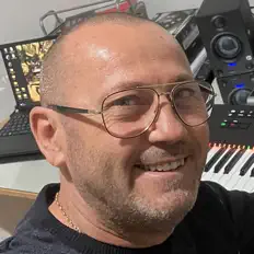 Hör dir Jazzy-574 an, schau dir Musikvideos an, lies die Biografie, finde Tourdaten und mehr!