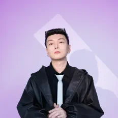 Hör dir DENKI SAMA an, schau dir Musikvideos an, lies die Biografie, finde Tourdaten und mehr!