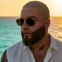 Hör dir undefined an, schau dir Musikvideos an, lies die Biografie, finde Tourdaten und mehr!