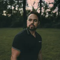 Poslechněte si interpreta undefined, sledujte hudební videa, přečtěte si životopis, podívejte se na data turné a další informace.