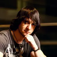 聆聽 undefined、觀看音樂影片、閱讀小傳、查看巡演日期等！