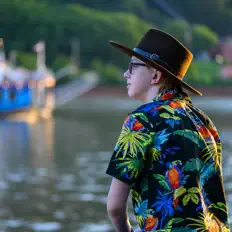 收听 LUCAS LEWIS、观看音乐视频、阅读小传、查看巡演日期等 ！