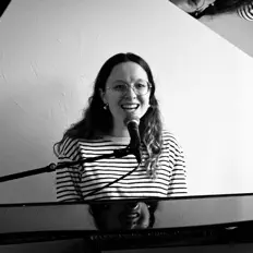 Clara Bussy सुनें, म्यूज़िक वीडियो देखें, बायो पढ़ें, दौरे की तारीखें और बहुत कुछ देखें!