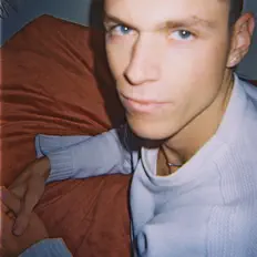 Minais Bを聴いたり、ミュージックビデオを鑑賞したり、経歴やツアー日程などを確認したりしましょう！