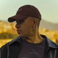 聆聽 undefined、觀看音樂影片、閱讀小傳、查看巡演日期等！