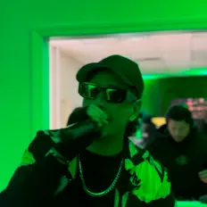 El Legoを聴いたり、ミュージックビデオを鑑賞したり、経歴やツアー日程などを確認したりしましょう！