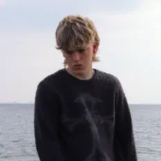 Escucha a Izaak Thomas, mira videos musicales, lee su biografía, consulta las fechas de las gira y más.