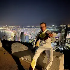 聆聽 J2$、觀看音樂影片、閱讀小傳、查看巡演日期等！