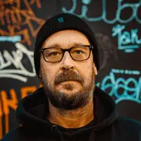 Hör dir undefined an, schau dir Musikvideos an, lies die Biografie, finde Tourdaten und mehr!