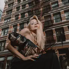 Hör dir Just Call Me Snow an, schau dir Musikvideos an, lies die Biografie, finde Tourdaten und mehr!