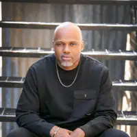 Hör dir undefined an, schau dir Musikvideos an, lies die Biografie, finde Tourdaten und mehr!