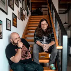 Hör dir Dead Medium an, schau dir Musikvideos an, lies die Biografie, finde Tourdaten und mehr!