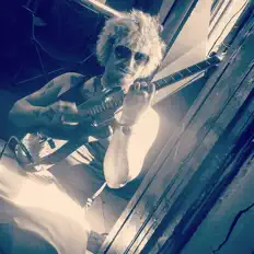 Écoutez Danny Bourdain, regardez des vidéoclips, lisez la biographie, consultez les dates de tournée et plus encore !