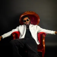 undefined을(를) 듣고, 뮤직 비디오를 보고, 약력을 읽고, 투어 일정 등을 확인하세요!