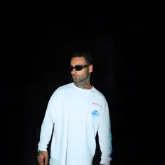 KAN सुनें, म्यूज़िक वीडियो देखें, बायो पढ़ें, दौरे की तारीखें और बहुत कुछ देखें!
