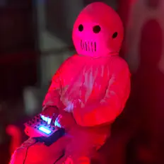 Clay Chaplin सुनें, म्यूज़िक वीडियो देखें, बायो पढ़ें, दौरे की तारीखें और बहुत कुछ देखें!