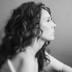 Poslechněte si interpreta Nadine Douds, sledujte hudební videa, přečtěte si životopis, podívejte se na data turné a další informace.