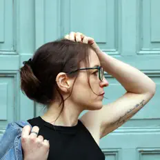 Dengarkan LENYA, tonton video musik, baca bio, lihat tanggal tur & lainnya!