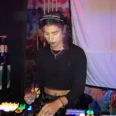 Ouve Qil, vê vídeos de música, lê a biografia, vê as datas da digressão e muito mais!