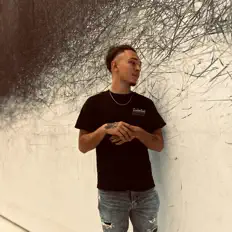 ZØを聴いたり、ミュージックビデオを鑑賞したり、経歴やツアー日程などを確認したりしましょう！