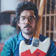 Ouve Alexis Arakis, vê vídeos de música, lê a biografia, vê as datas da digressão e muito mais!