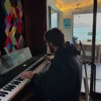 聆聽 undefined、觀看音樂影片、閱讀小傳、查看巡演日期等！