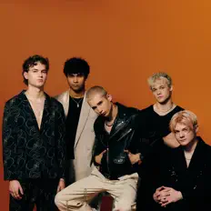 Hör dir dearALICE an, schau dir Musikvideos an, lies die Biografie, finde Tourdaten und mehr!