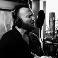 Hör dir undefined an, schau dir Musikvideos an, lies die Biografie, finde Tourdaten und mehr!