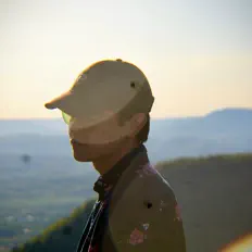 收听 Time Just Kills、观看音乐视频、阅读小传、查看巡演日期等 ！