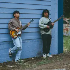 聆聽 Dragon Flies、觀看音樂影片、閱讀小傳、查看巡演日期等！