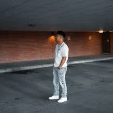 Escucha a JMJ, mira videos musicales, lee su biografía, consulta las fechas de las gira y más.