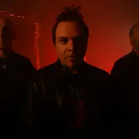 Luister naar undefined, bekijk muziekvideo's, lees de bio, bekijk de tourdata, en meer!