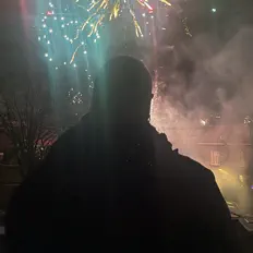 聆聽 Semiosis in the Sun、觀看音樂影片、閱讀小傳、查看巡演日期等！