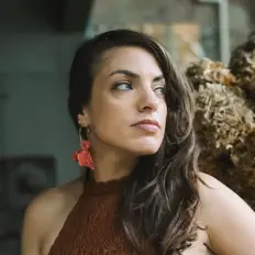Escucha a Naama, mira videos musicales, lee su biografía, consulta las fechas de las gira y más.