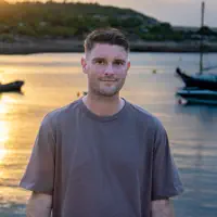 Luister naar undefined, bekijk muziekvideo's, lees de bio, bekijk de tourdata, en meer!