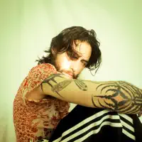 Hör dir undefined an, schau dir Musikvideos an, lies die Biografie, finde Tourdaten und mehr!